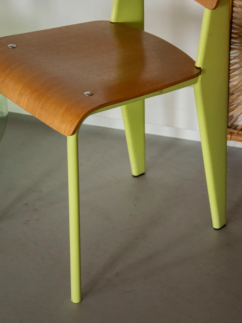 Alma, la chaise aux pieds jaune fluo N°1923