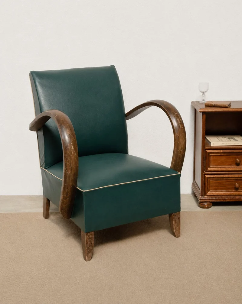 Jakob, le fauteuil en bois et skaï vert N°1305