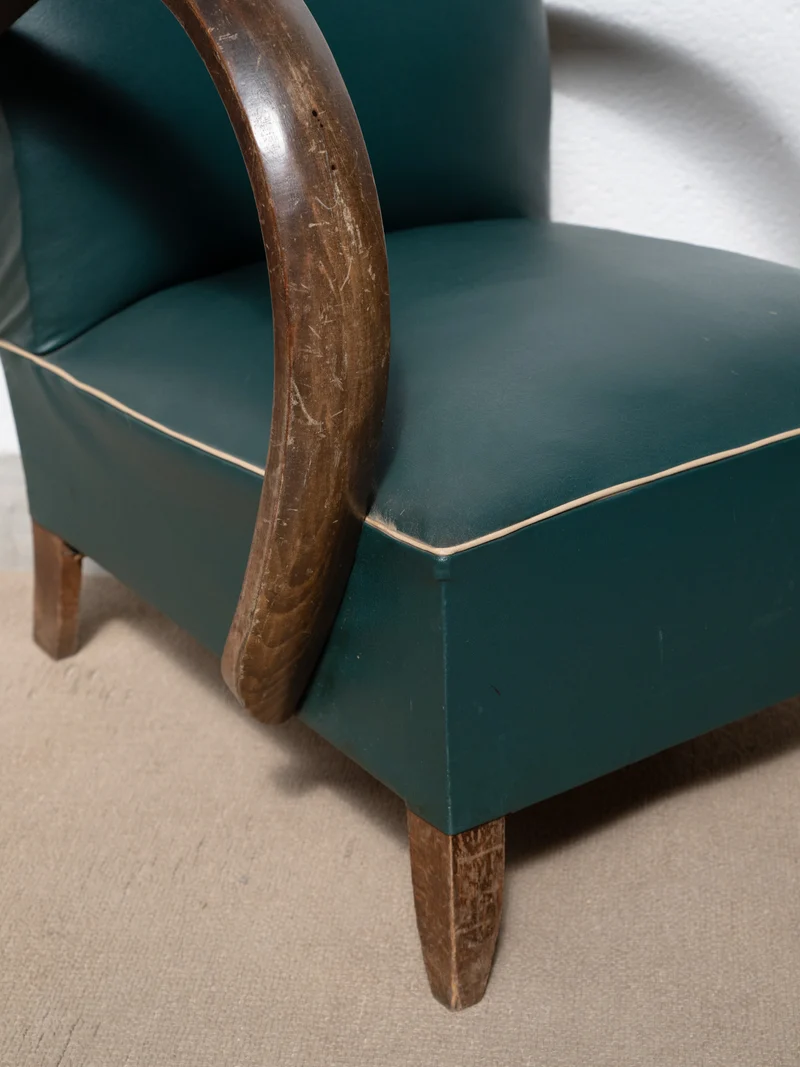 Jakob, le fauteuil en bois et skaï vert N°1305