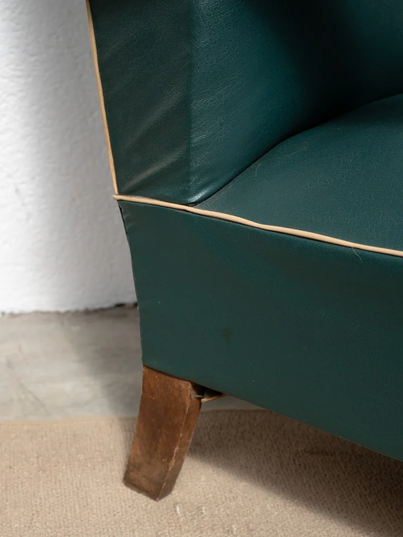 Jakob, le fauteuil en bois et skaï vert N°1305