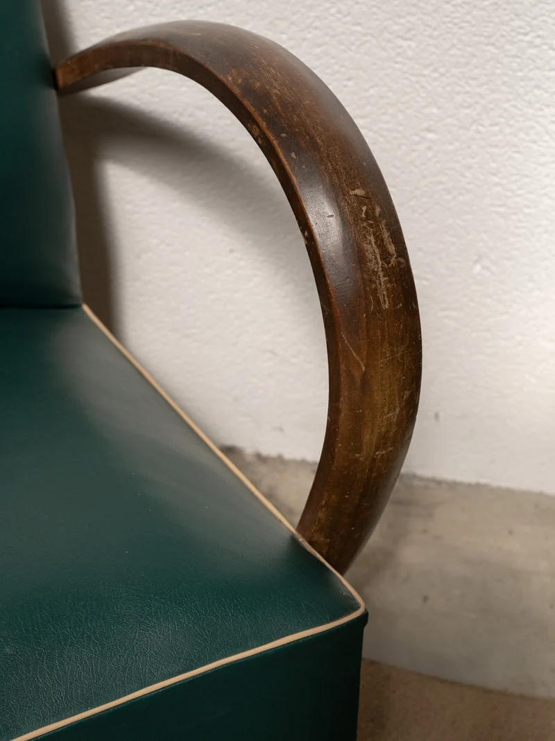 Jakob, le fauteuil en bois et skaï vert N°1305