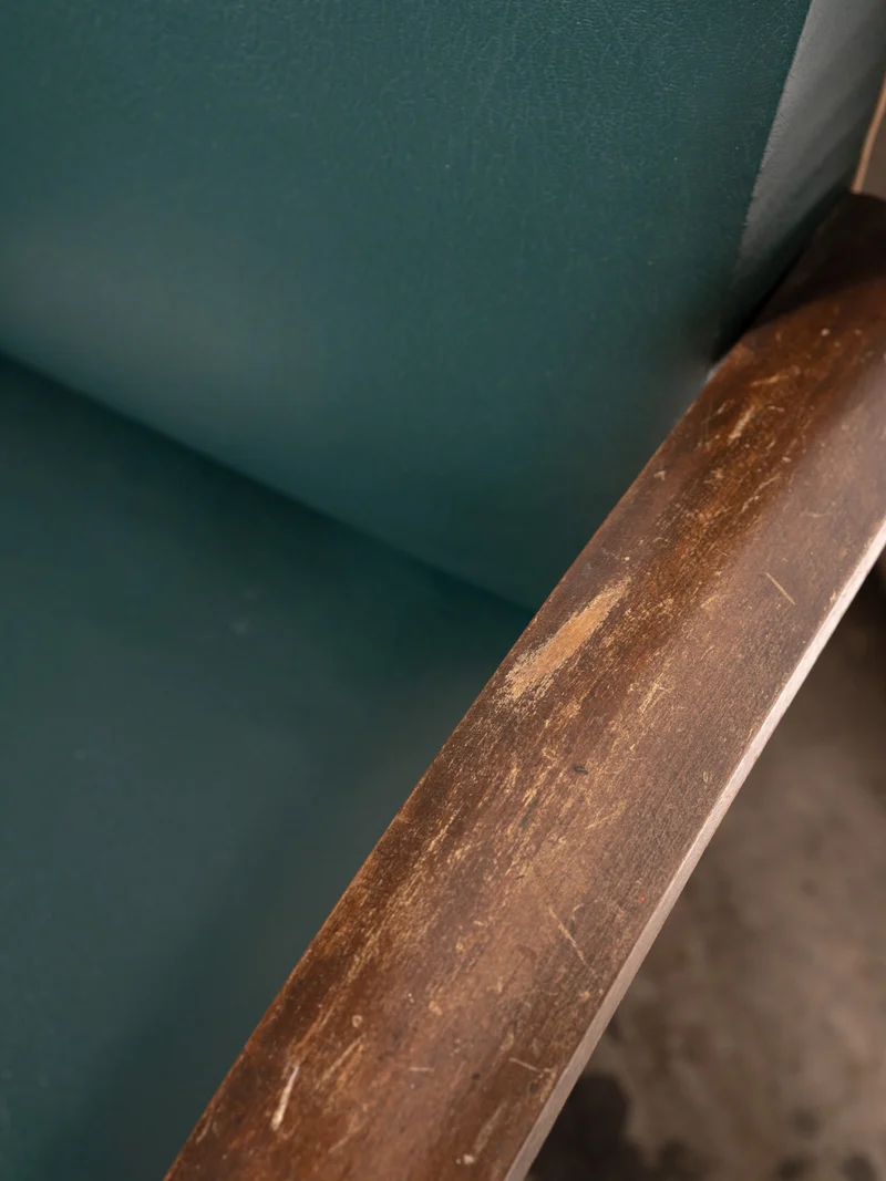 Jakob, le fauteuil en bois et skaï vert N°1305
