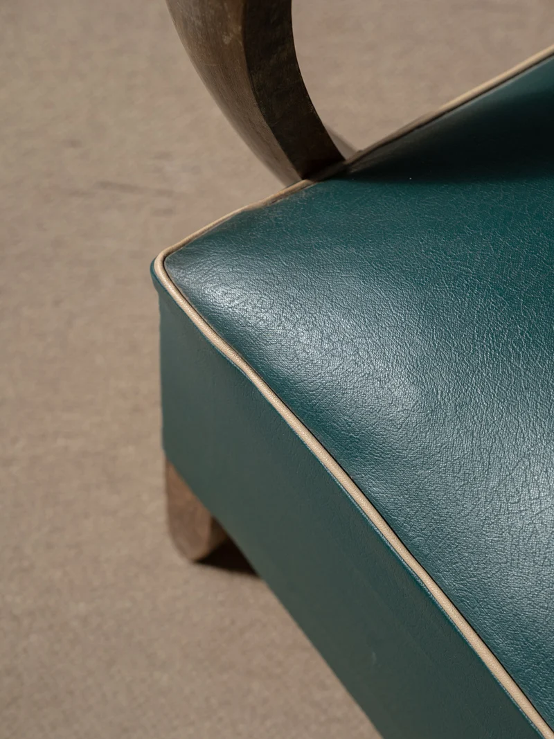 Jakob, le fauteuil en bois et skaï vert N°1305