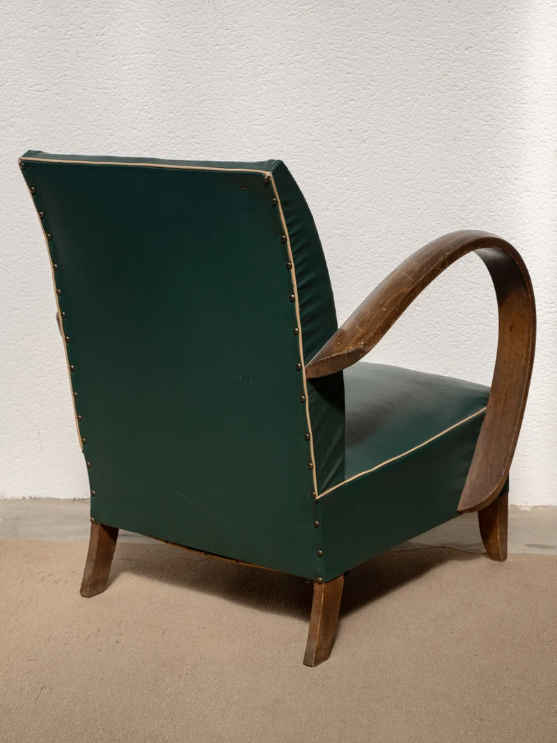 Jakob, le fauteuil en bois et skaï vert N°1305