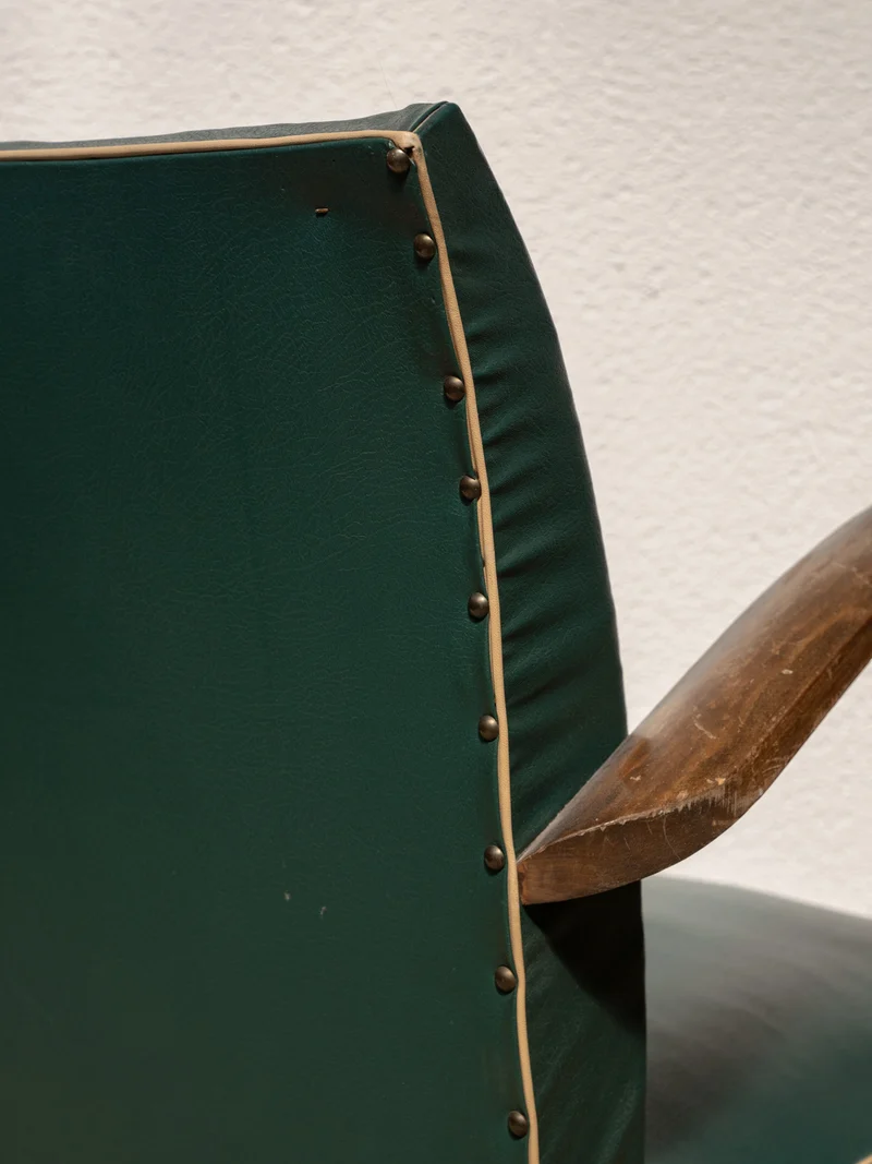 Jakob, le fauteuil en bois et skaï vert N°1305