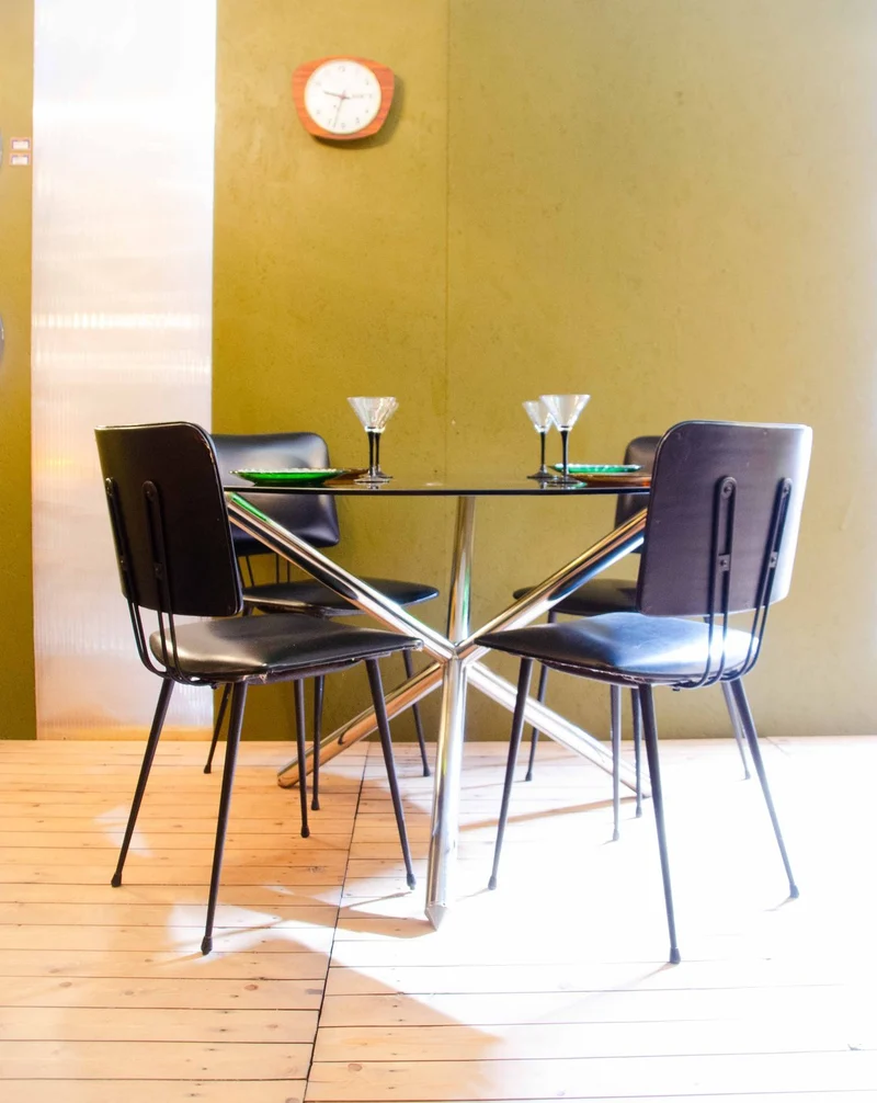 Karla, la table à manger en chrome et vert fumé N°1255