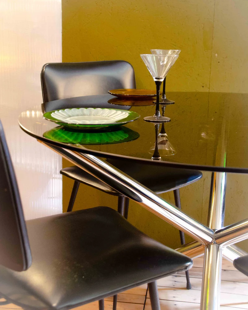 Karla, la table à manger en chrome et vert fumé N°1255