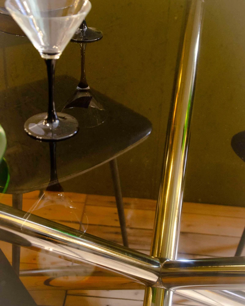 Karla, la table à manger en chrome et vert fumé N°1255