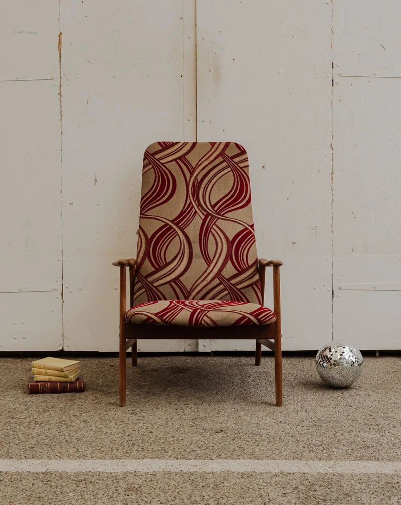 Ernest, le fauteuil scandinave en bois et tissu à motifs N°988