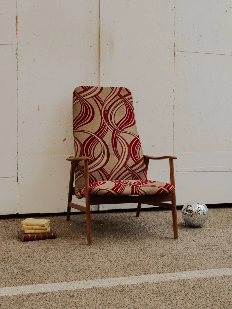 Ernest, le fauteuil scandinave en bois et tissu à motifs N°988