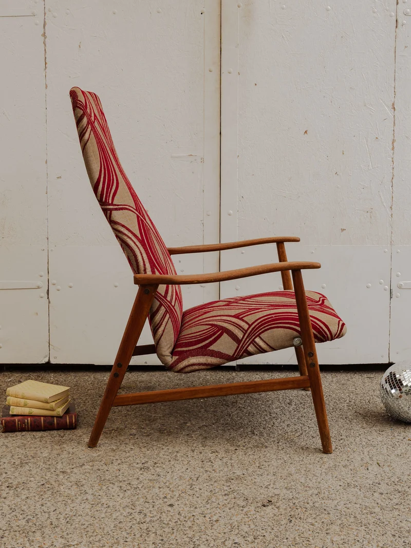 Ernest, le fauteuil scandinave en bois et tissu à motifs N°988