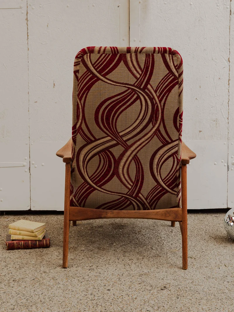 Ernest, le fauteuil scandinave en bois et tissu à motifs N°988