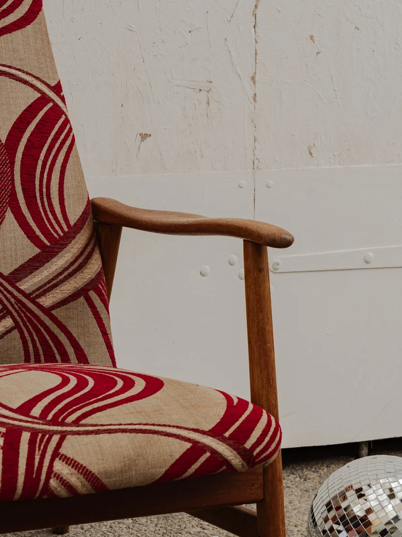 Ernest, le fauteuil scandinave en bois et tissu à motifs N°988
