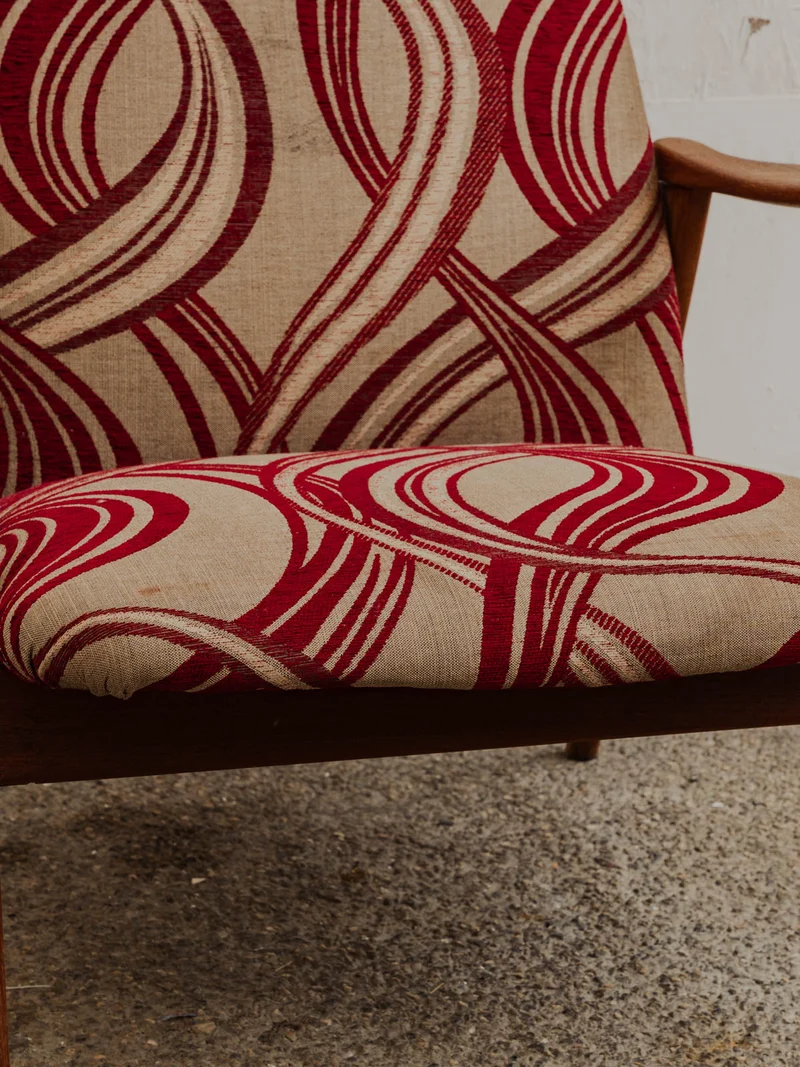 Ernest, le fauteuil scandinave en bois et tissu à motifs N°988
