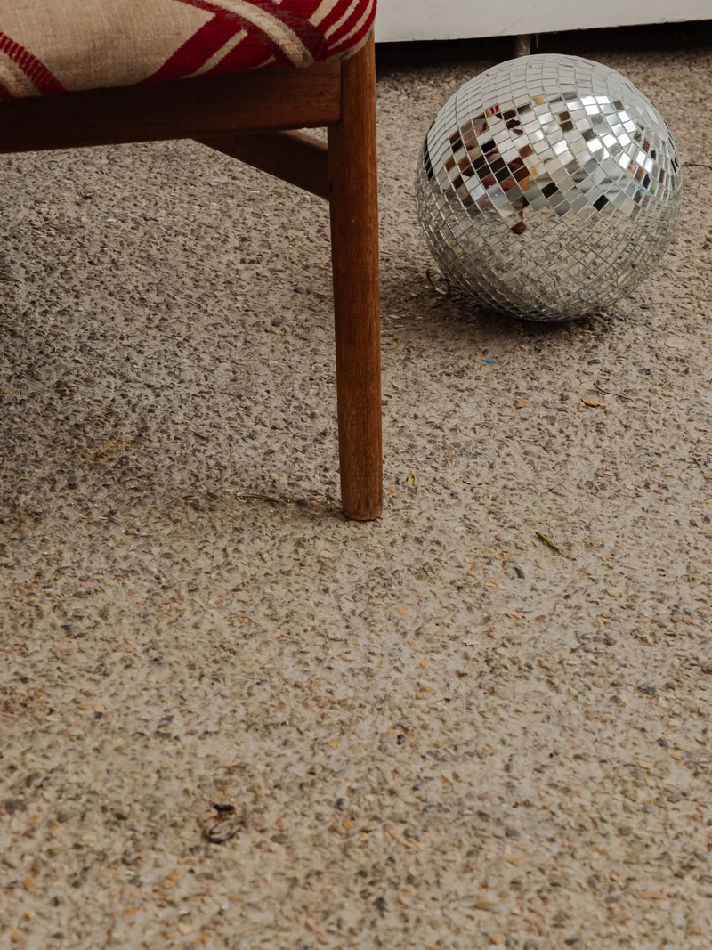 Ernest, le fauteuil scandinave en bois et tissu à motifs N°988