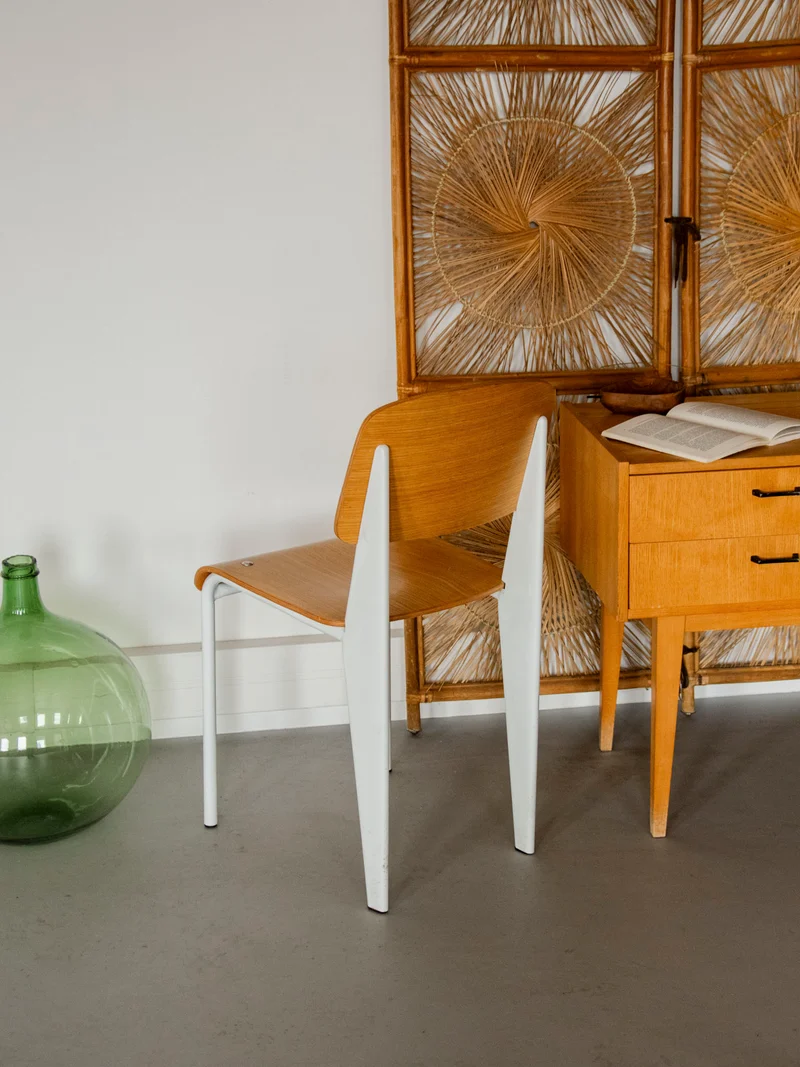 Alma, la chaise aux pieds blancs N°1924
