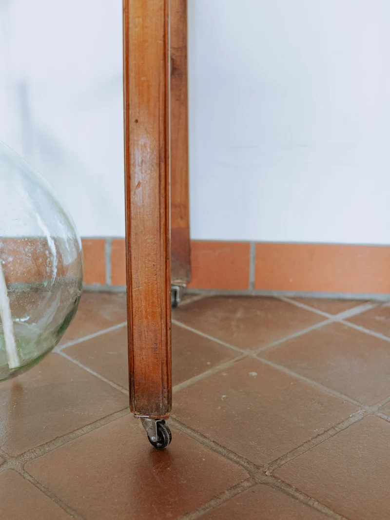 Francine, la table d'appoint style ferme sur roulettes N°1118