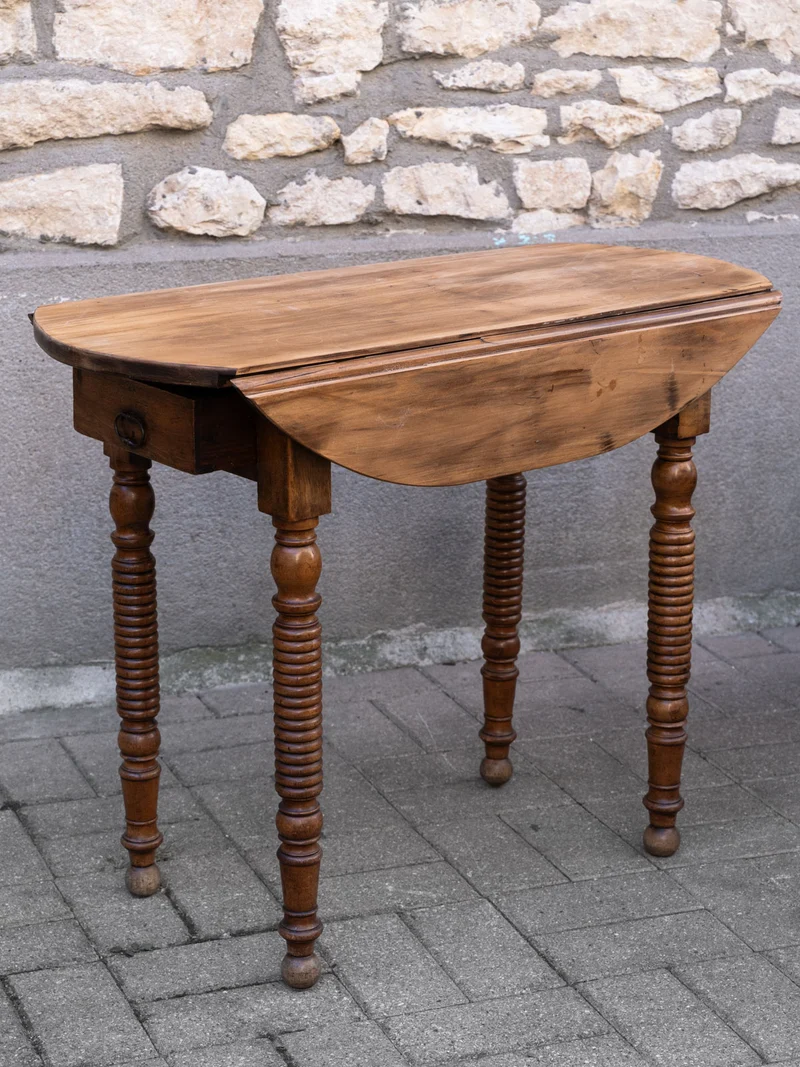 Romy, la table à manger ovale en bois N°1516