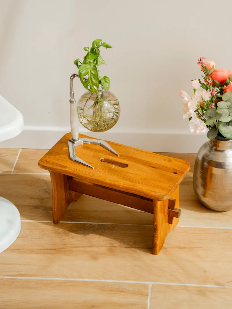 Regis, le repose pieds en bois clair N°1526