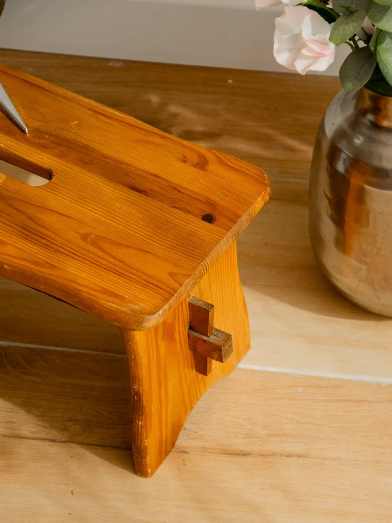 Regis, le repose pieds en bois clair N°1526