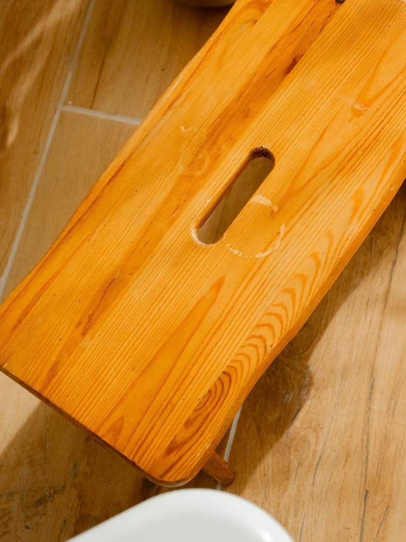 Regis, le repose pieds en bois clair N°1526