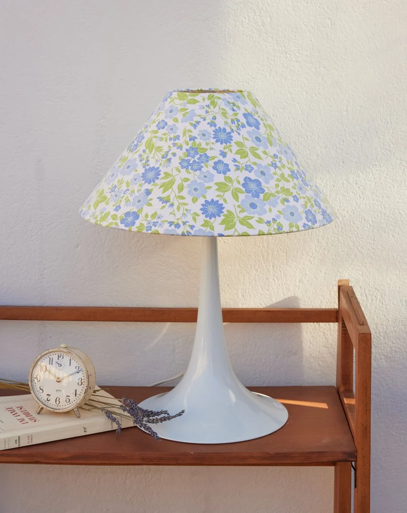 Julia, la lampe à poser vintage en plastique N°1033