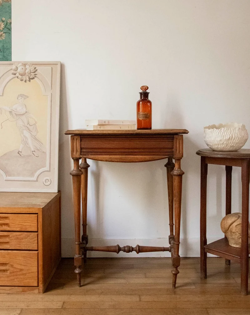 Louise, la coiffeuse au bois sculpté N°337