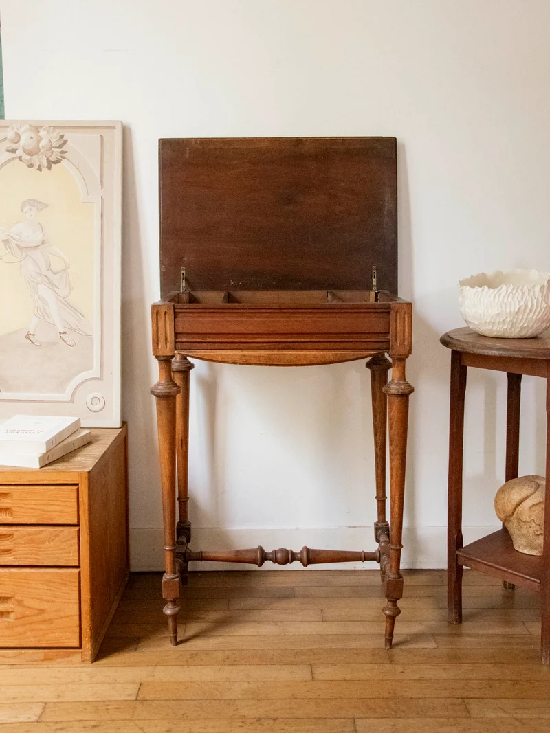 Louise, la coiffeuse au bois sculpté N°337