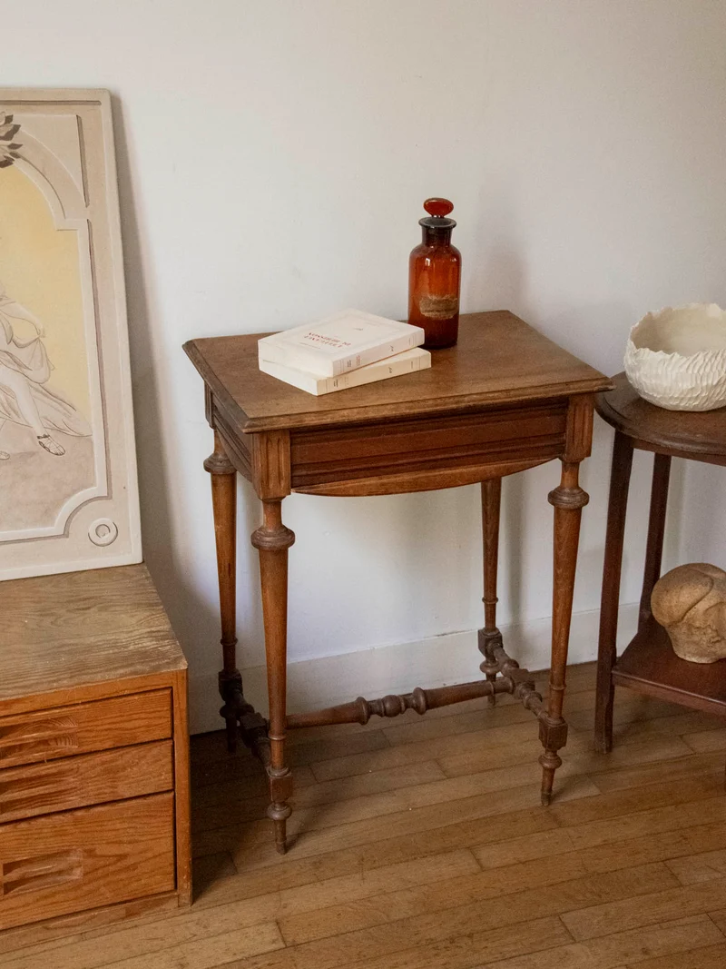 Louise, la coiffeuse au bois sculpté N°337