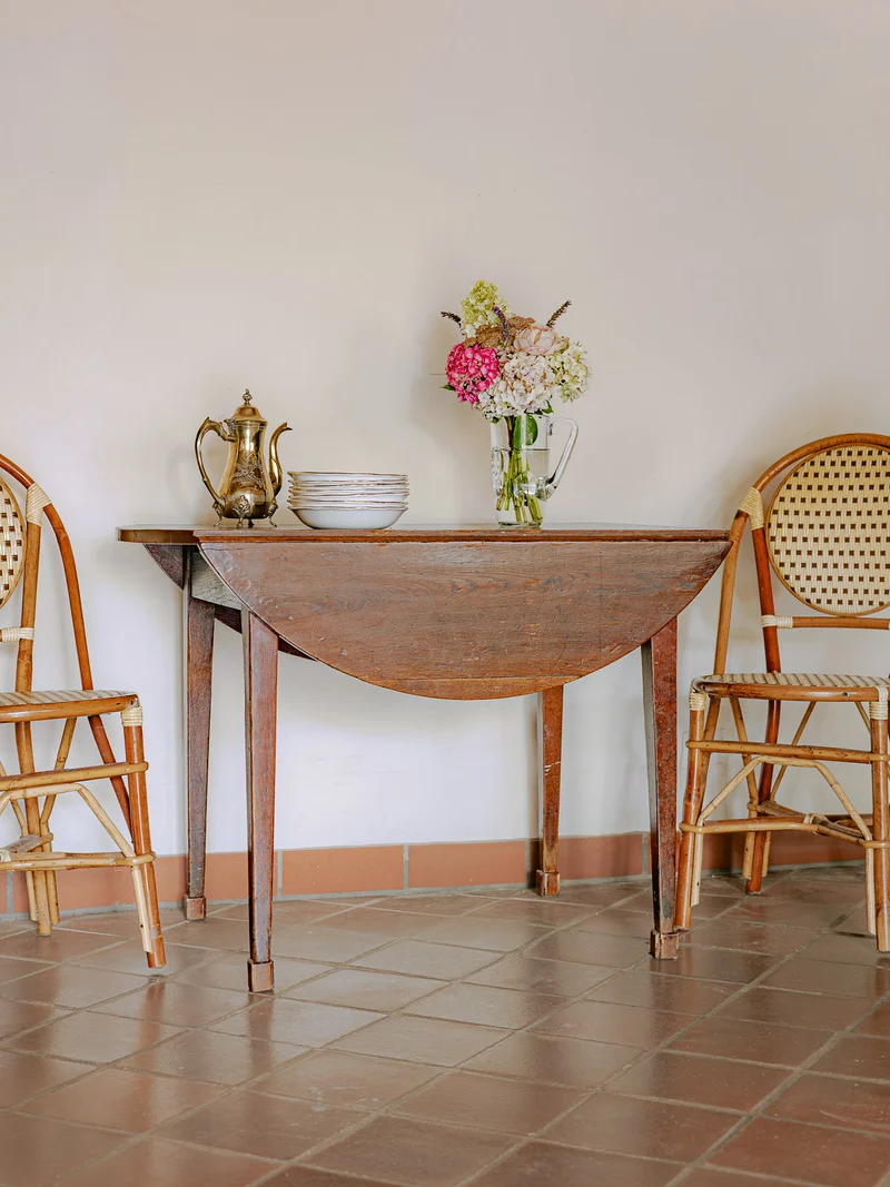 Romy, la table à manger ronde en bois brut pour 4 personnes N°1452