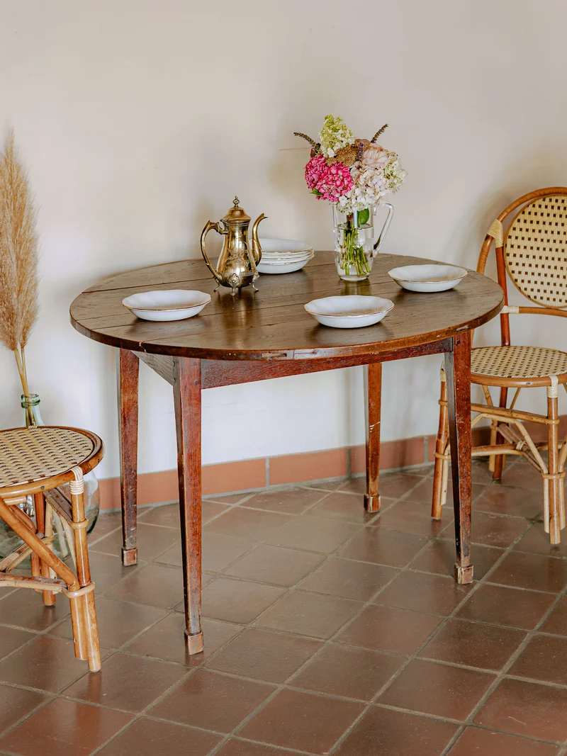 Romy, la table à manger ronde en bois brut pour 4 personnes N°1452