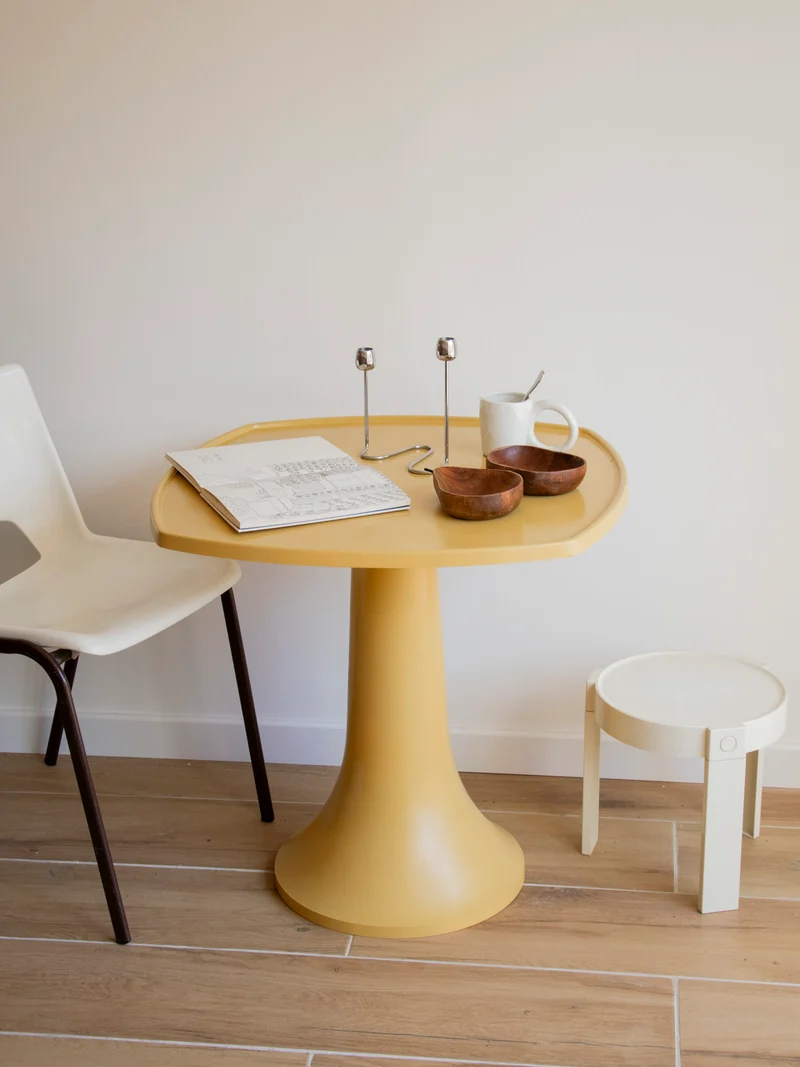 Karla, la table à manger au pied tulipe N°1270