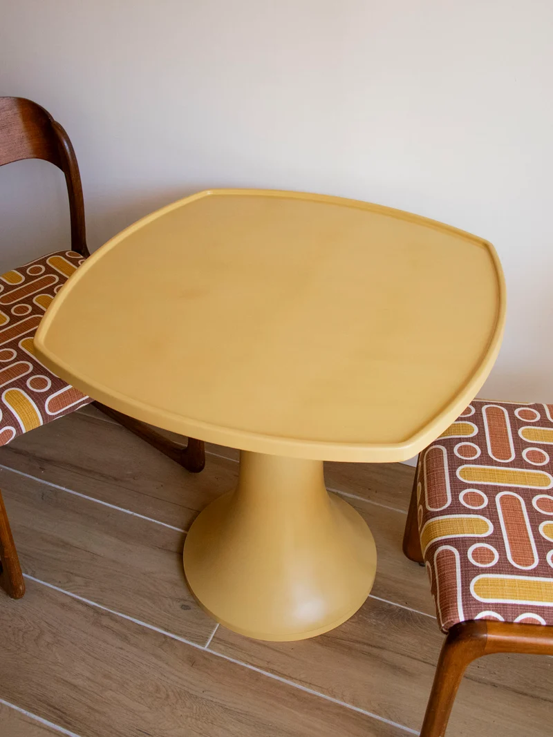 Karla, la table à manger au pied tulipe N°1270