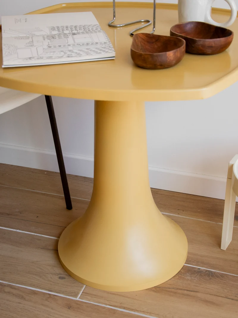 Karla, la table à manger au pied tulipe N°1270