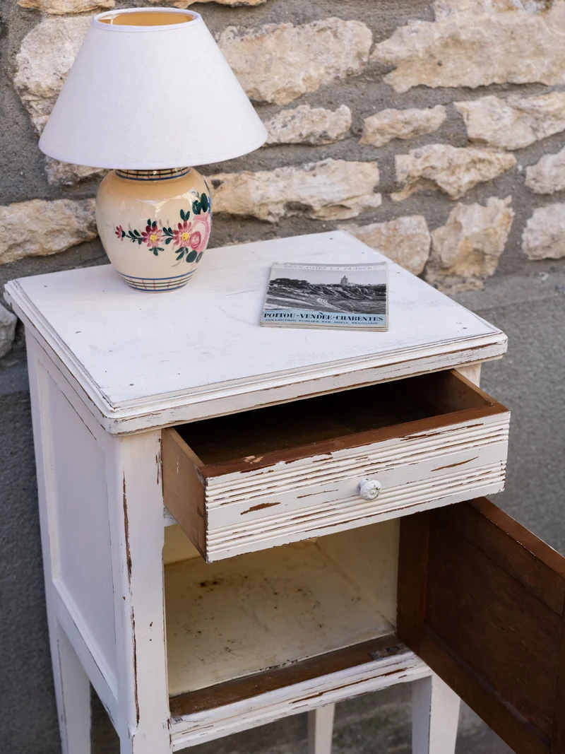 Odile, la table de chevet en bois blanc N°1544