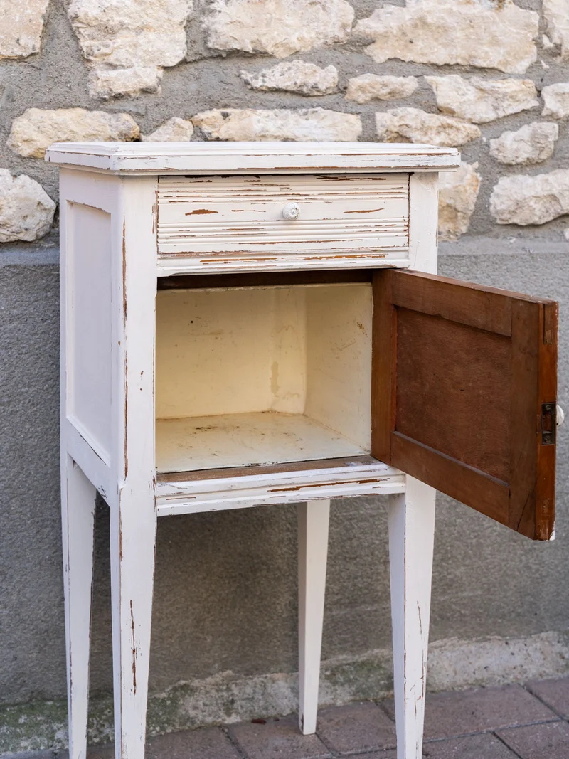 Odile, la table de chevet en bois blanc N°1544