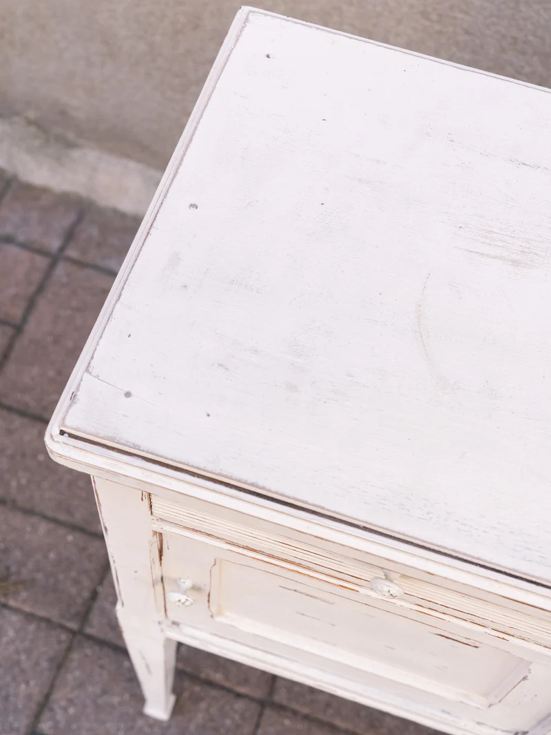 Odile, la table de chevet en bois blanc N°1544