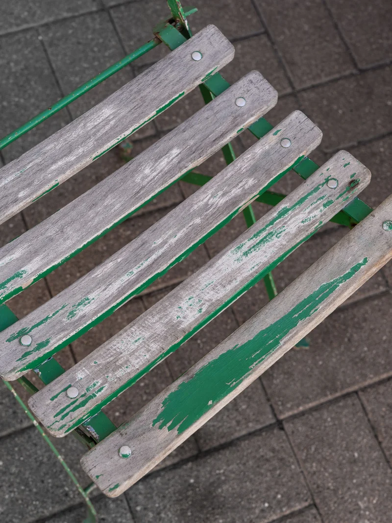 Claude, la paire de chaises de jardin vertes en bois et métal N°1592