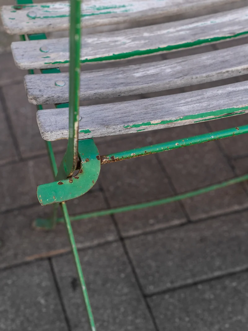 Claude, la paire de chaises de jardin vertes en bois et métal N°1592