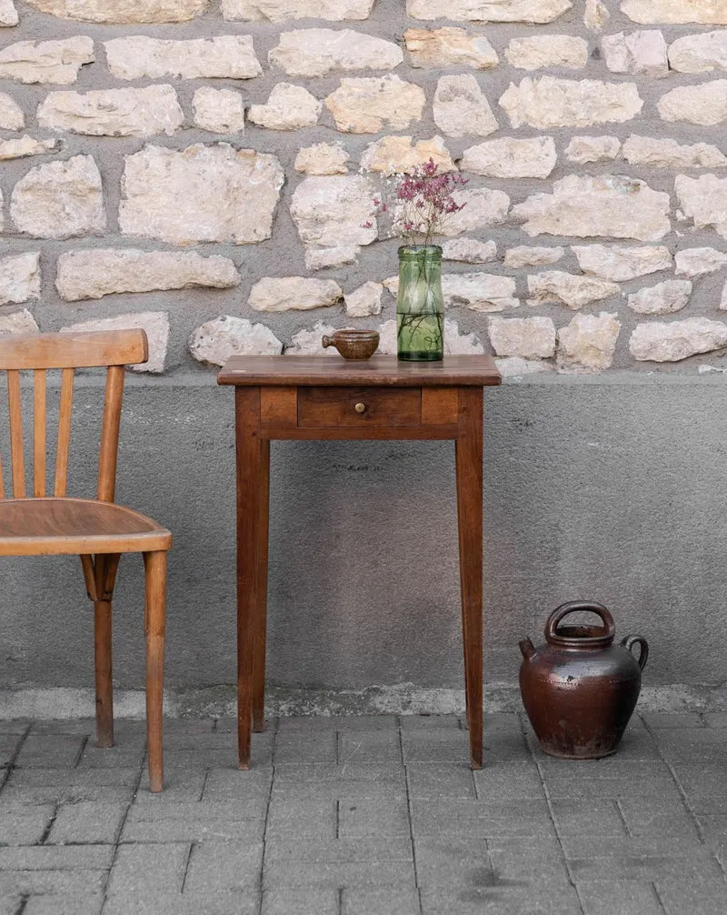 Francine, la table d'appoint en bois foncé N°1544