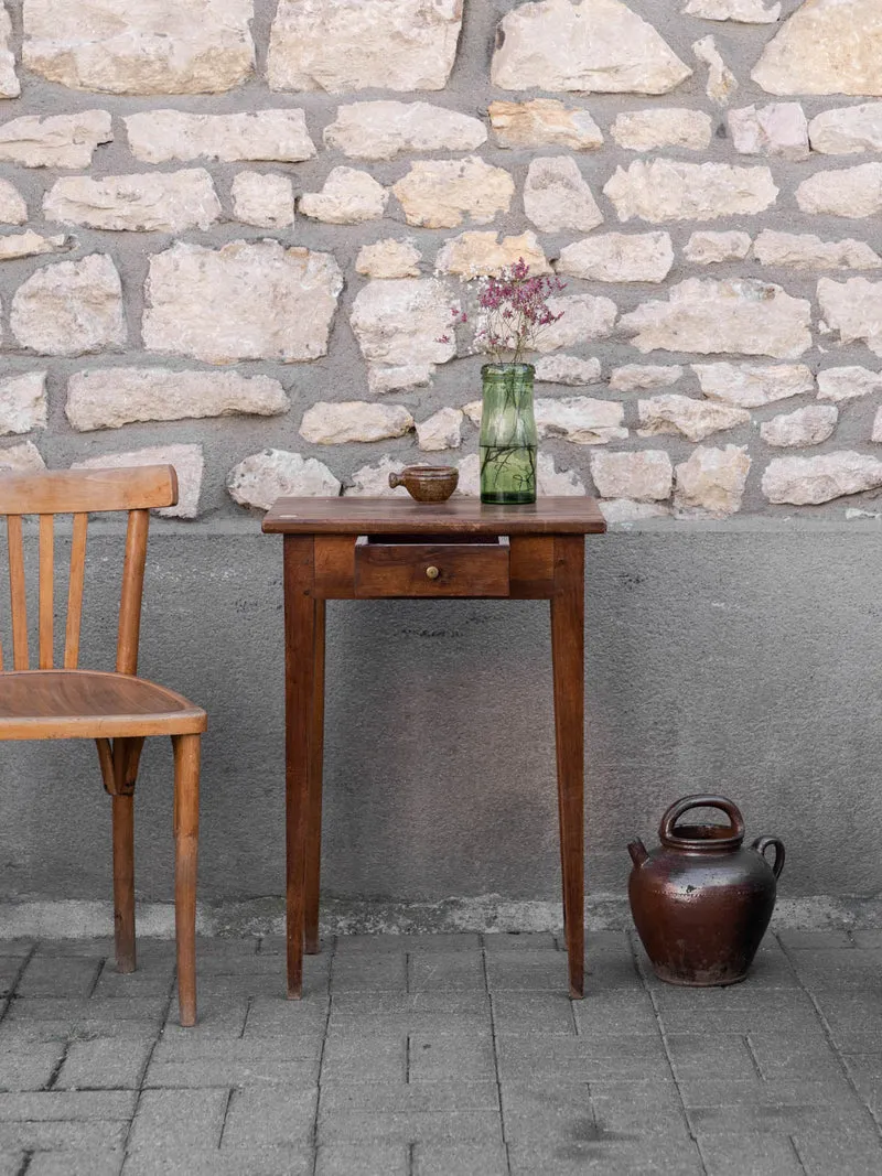 Francine, la table d'appoint en bois foncé N°1544