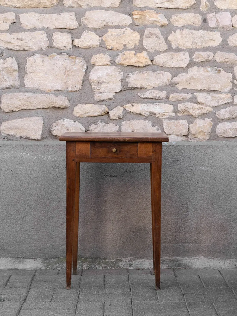 Francine, la table d'appoint en bois foncé N°1544