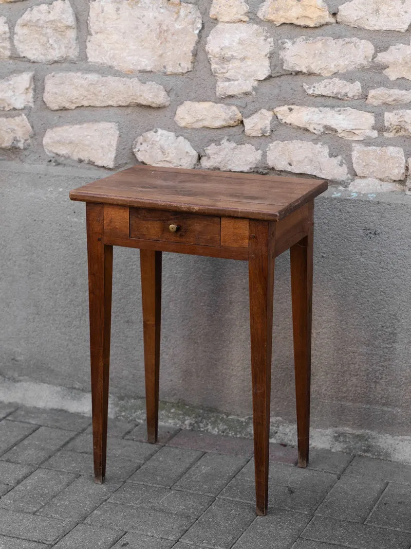 Francine, la table d'appoint en bois foncé N°1544