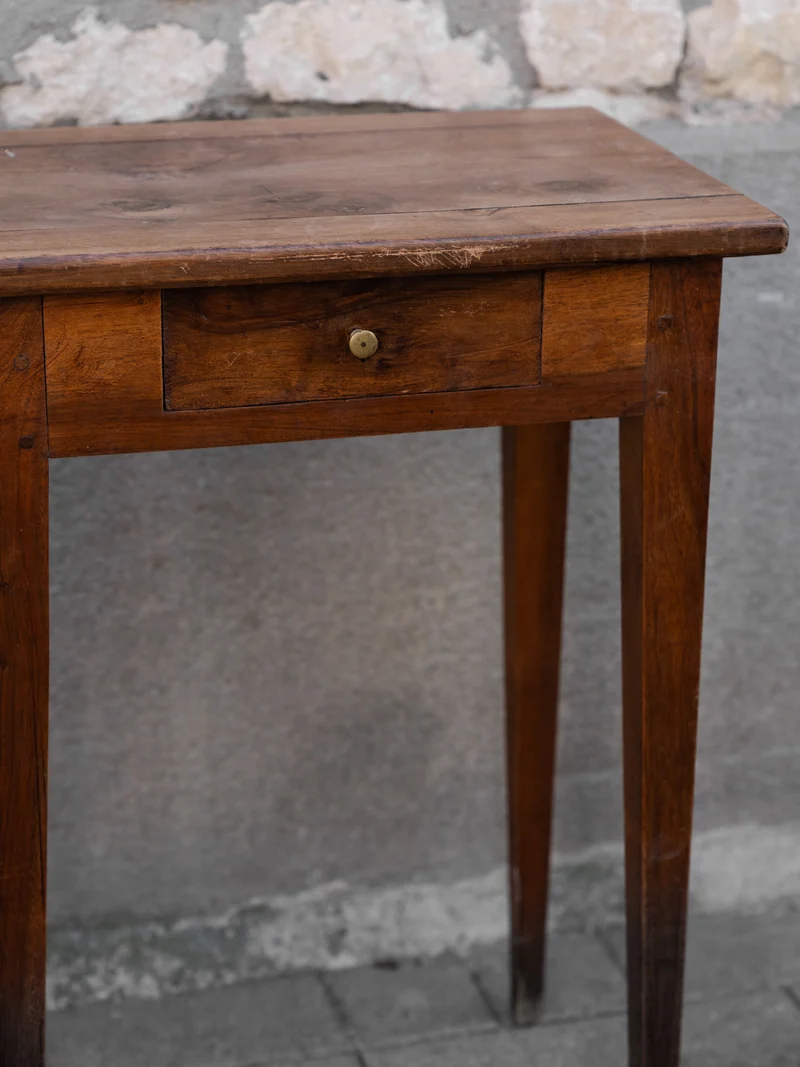 Francine, la table d'appoint en bois foncé N°1544