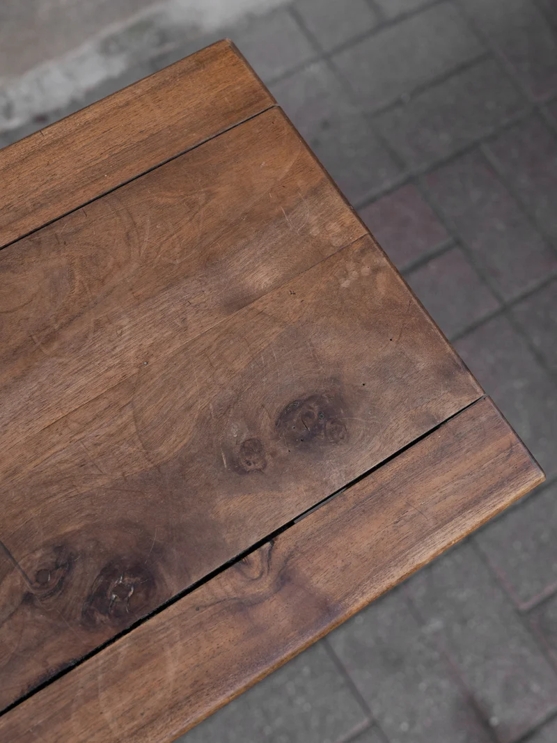 Francine, la table d'appoint en bois foncé N°1544