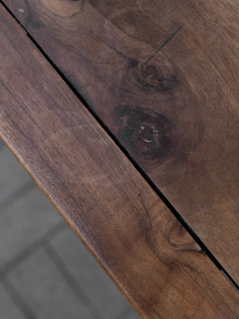 Francine, la table d'appoint en bois foncé N°1544