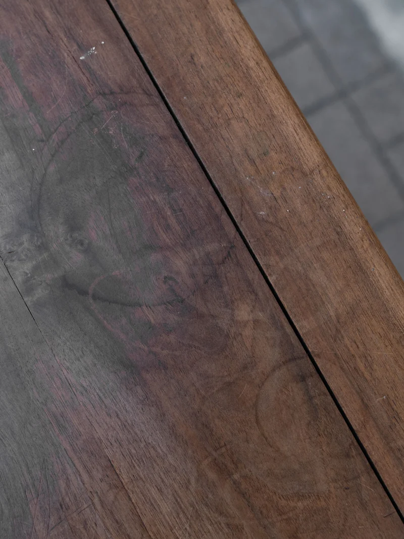 Francine, la table d'appoint en bois foncé N°1544