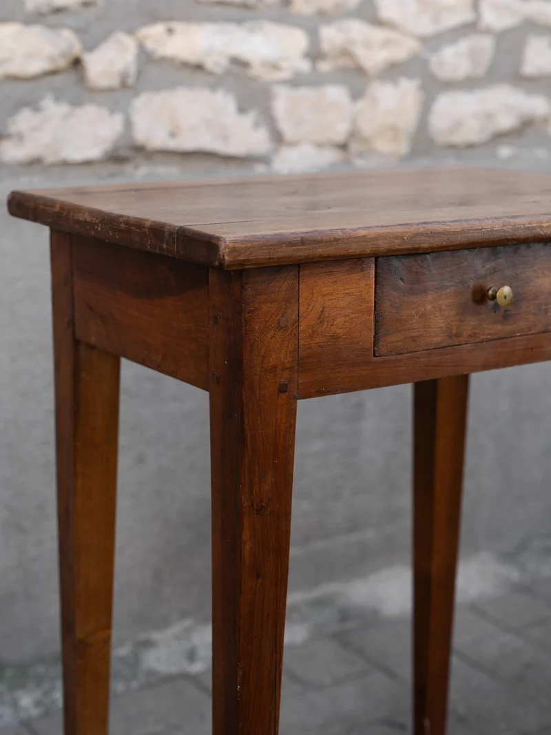 Francine, la table d'appoint en bois foncé N°1544