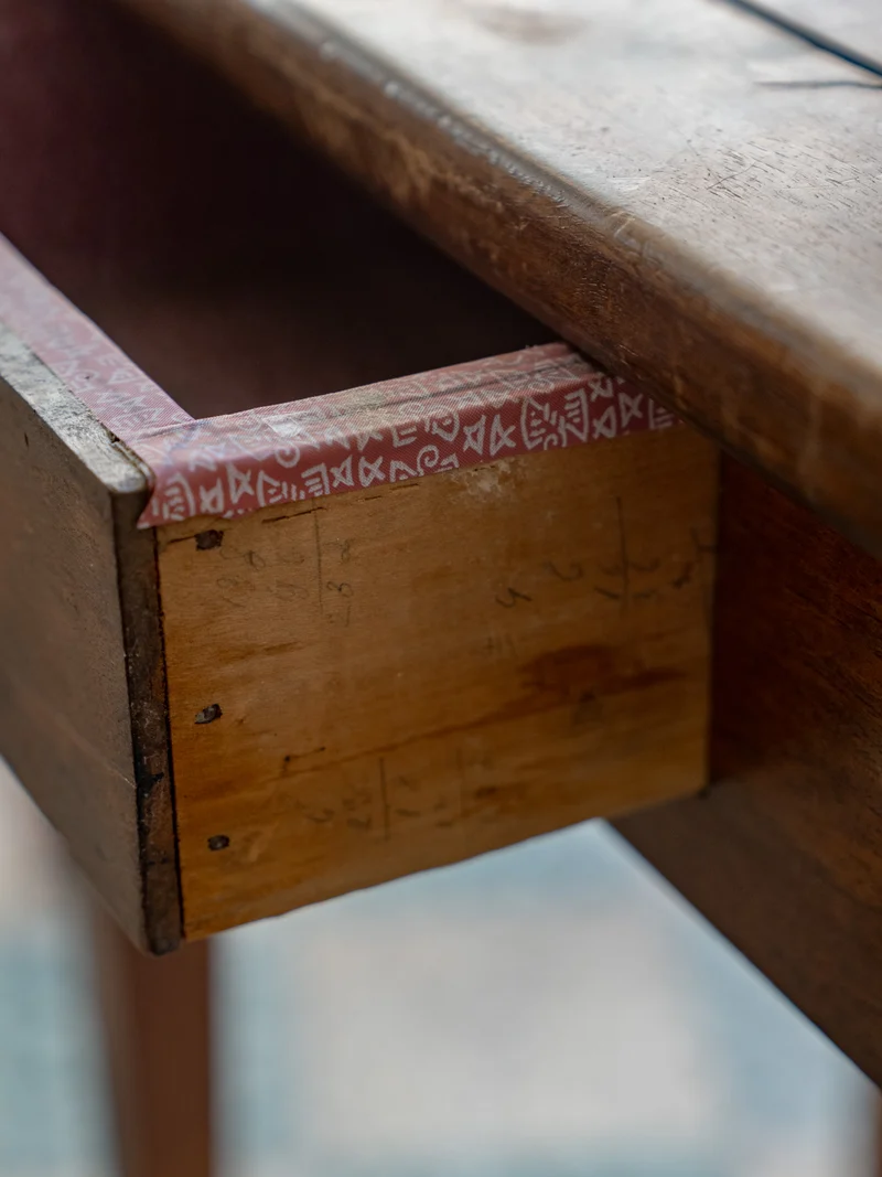 Francine, la table d'appoint en bois foncé N°1544