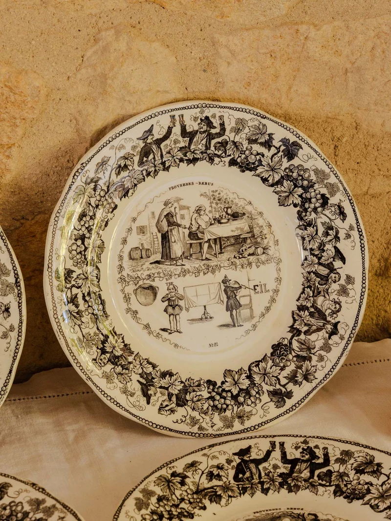 Antoinette, le lot de 7 assiettes à dessert en porcelaine N°340